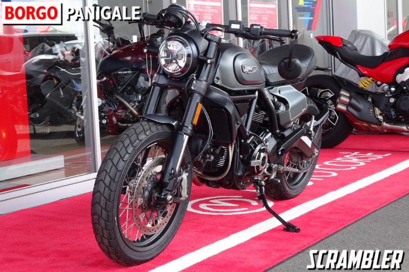 スクランブラー800ナイトシフトのご紹介です。